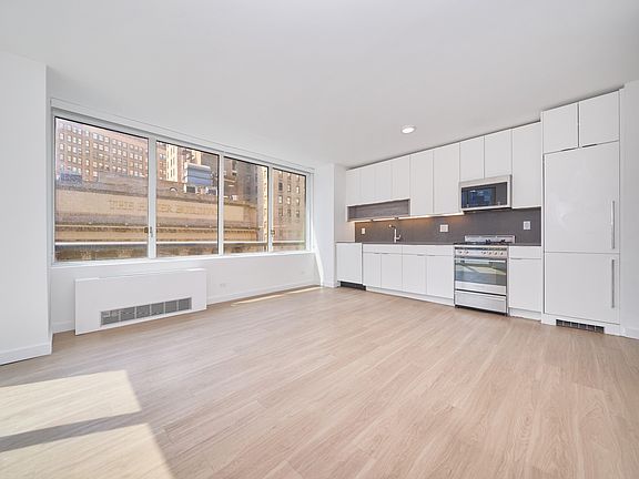 4th image of 70 W 37th St #1121