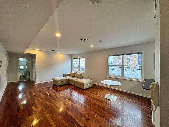 5th image of 515 30th St APT 2B