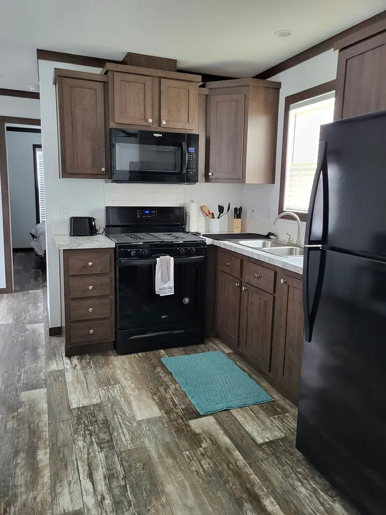 1 bed, 1.0 bath, 385 sqft, $1,300 — Photo 2
