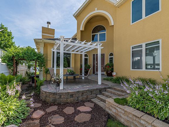 5th image of 10049 Woodlawn Dr