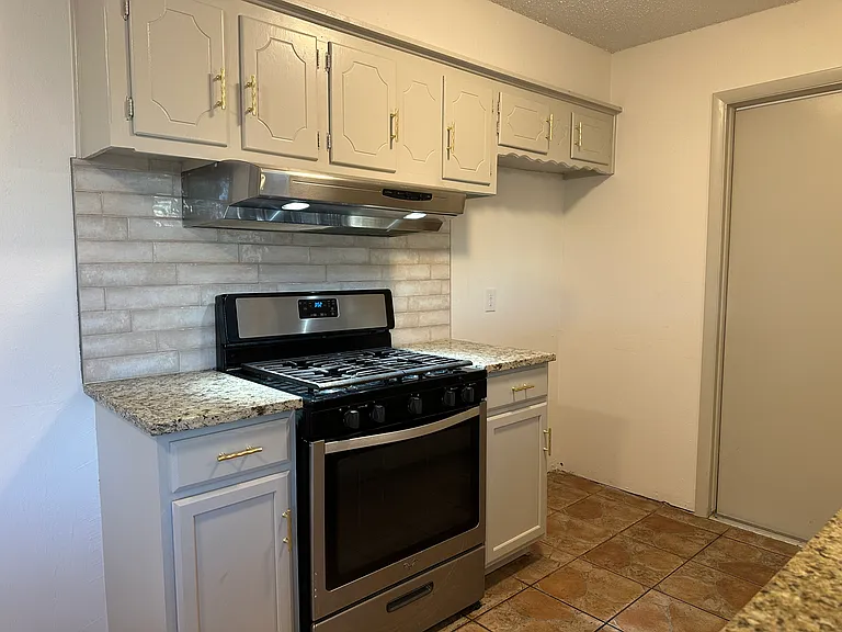817 NW 9th St — Photo 10