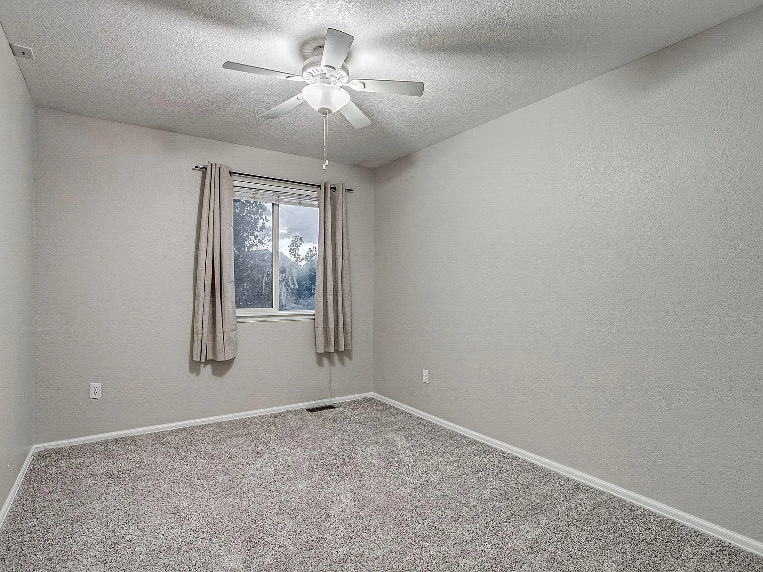 4 bed, 4.0 bath, 3000 sqft, $910 — Photo 1