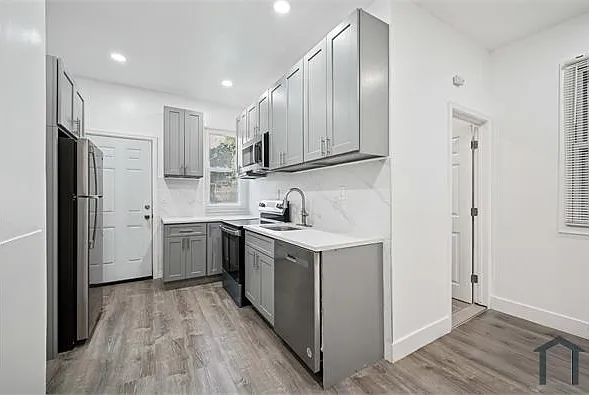5 bed, 1800 sqft, $3,200 — Photo 2