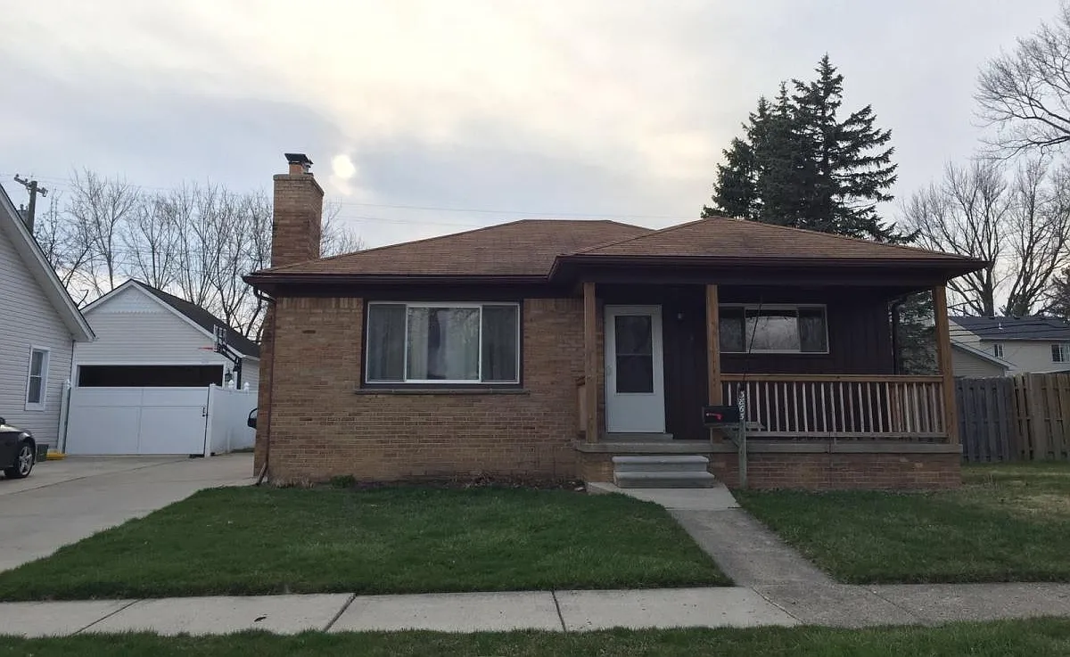 3865 Buckingham Avenue — Photo 1