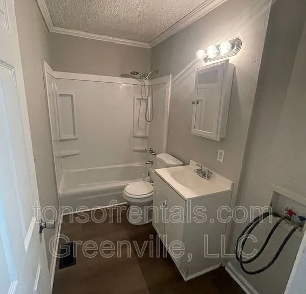 695 Saxon Ave — Photo 5