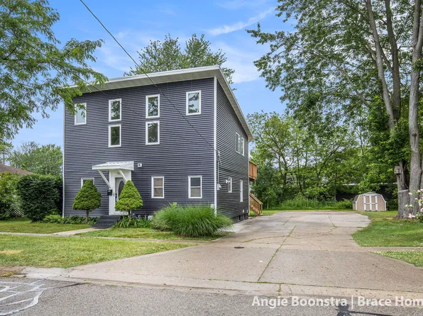 267 Center St, Coopersville, MI 49404