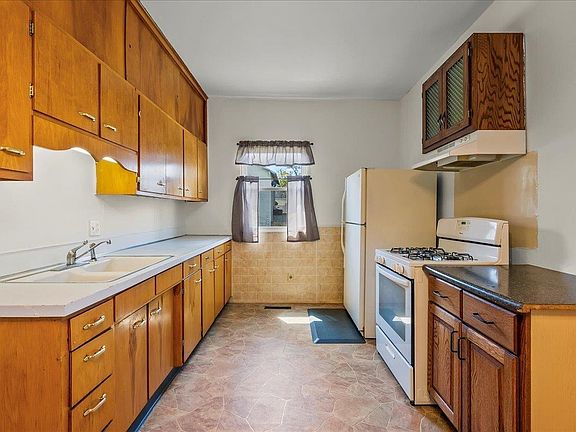 3rd image of 228 5th Ave SE