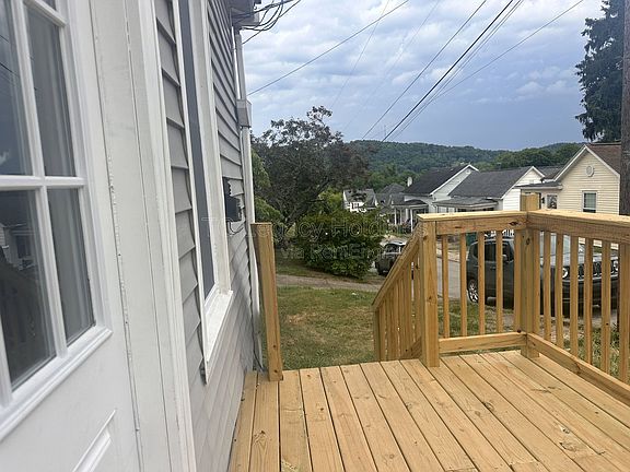 4th image of 614 Hart St #614