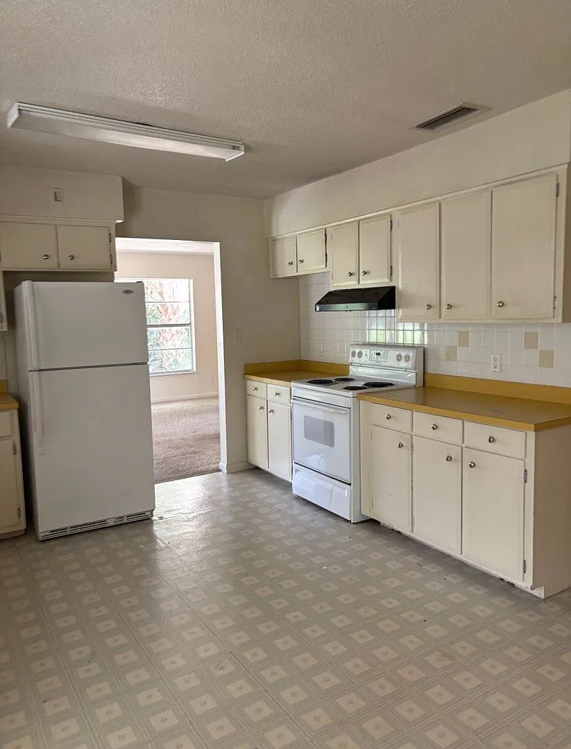 Spacious 2-Bedroom Home in Silver Springs Shores | 1,634 SF | Large Yard — Photo 4