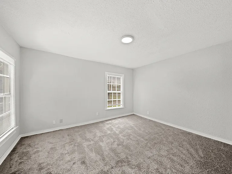 1721 W 5th St — Photo 3