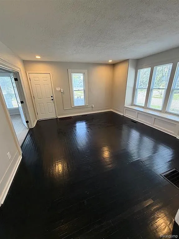 4 bed, 2.0 bath, 2026 sqft, $3,295 — Photo 3