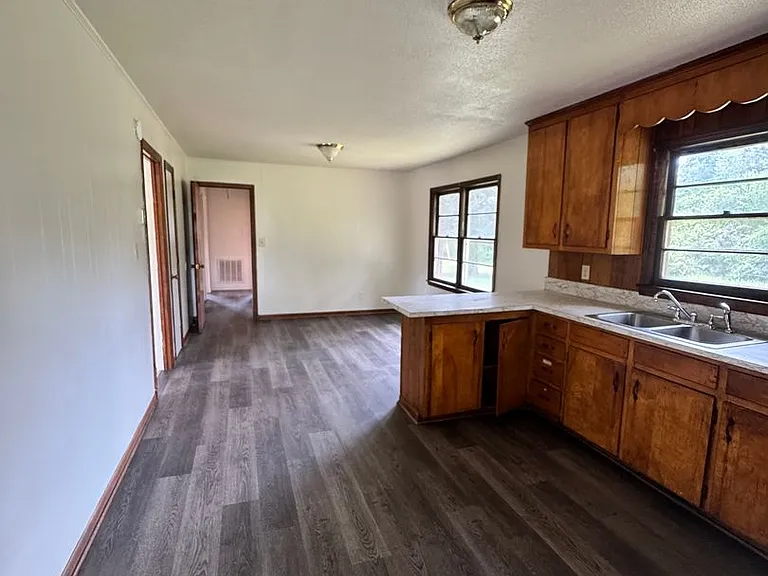 1223 Masonic Dr — Photo 5