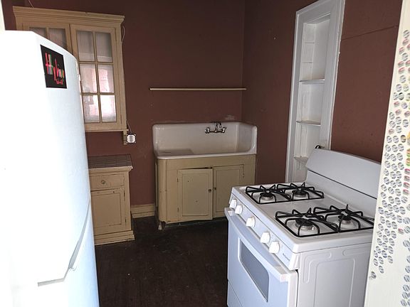 4th image of 214 S Fredonia St #8