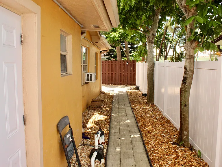1558 NE 30th St — Photo 12