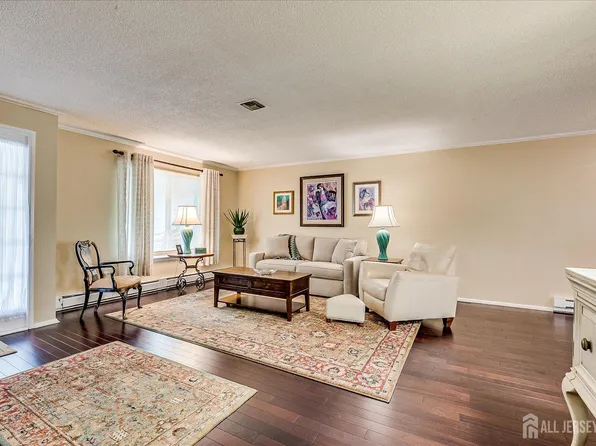 106B Hemlock Plz, Monroe Township, NJ 08831