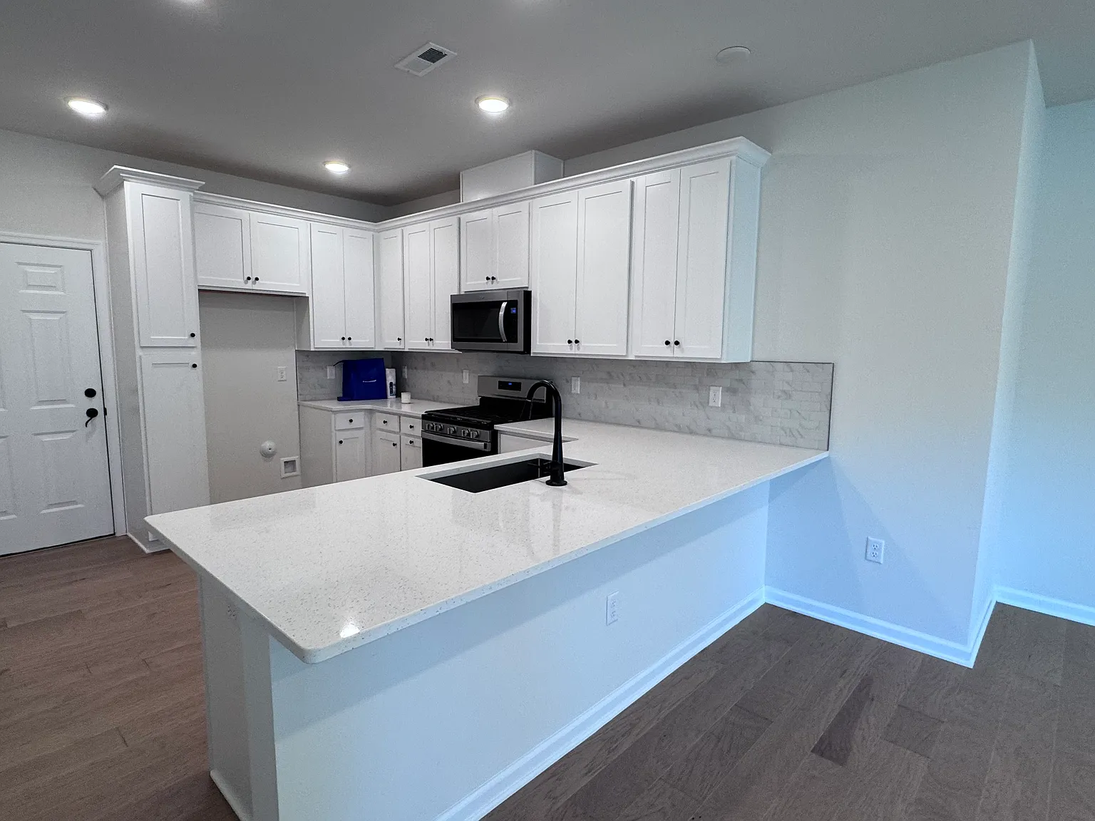 1006 Greenwich Dr — Photo 2