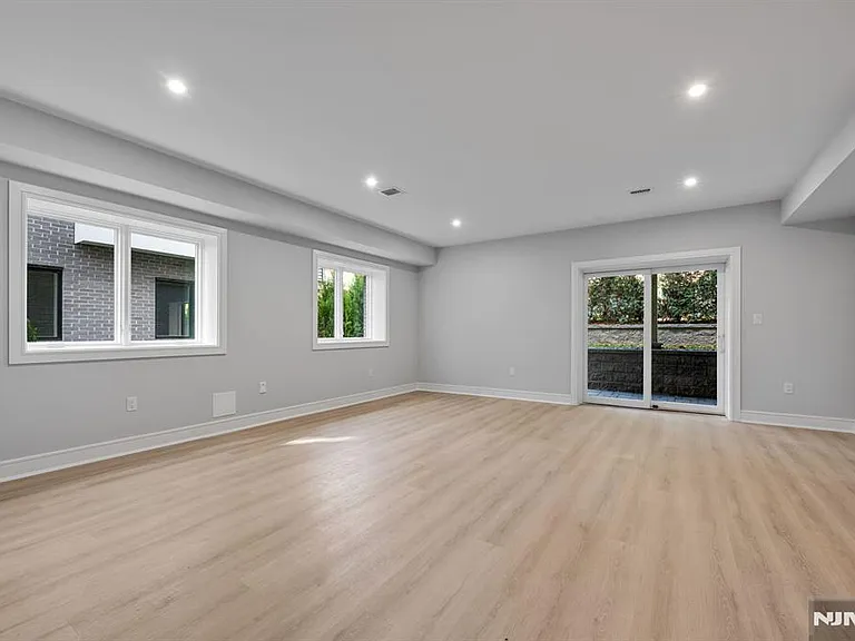2449 Camner St — Photo 39
