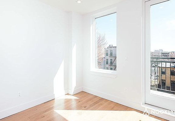 5th image of 218 Bainbridge St #2
