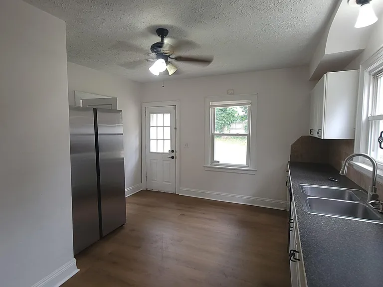 1401 Grant St — Photo 6