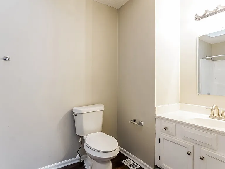 2724 Wellington Dr — Photo 16