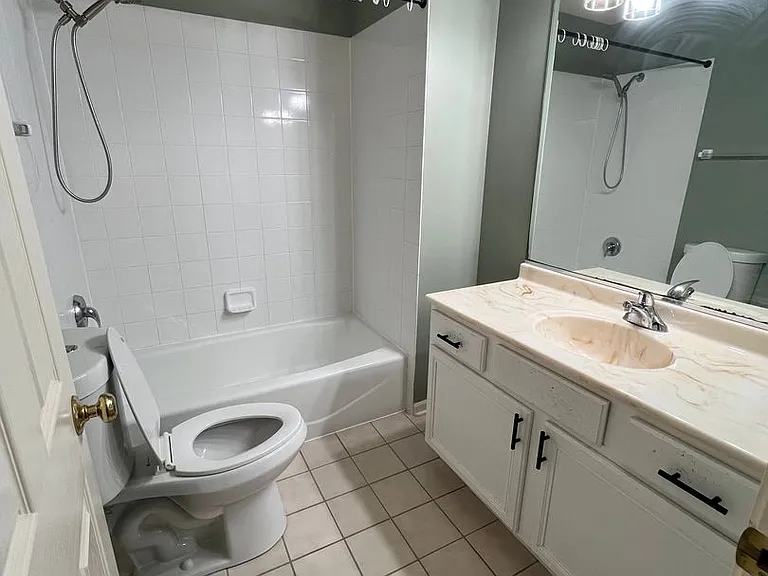 979 Kensington Dr — Photo 10