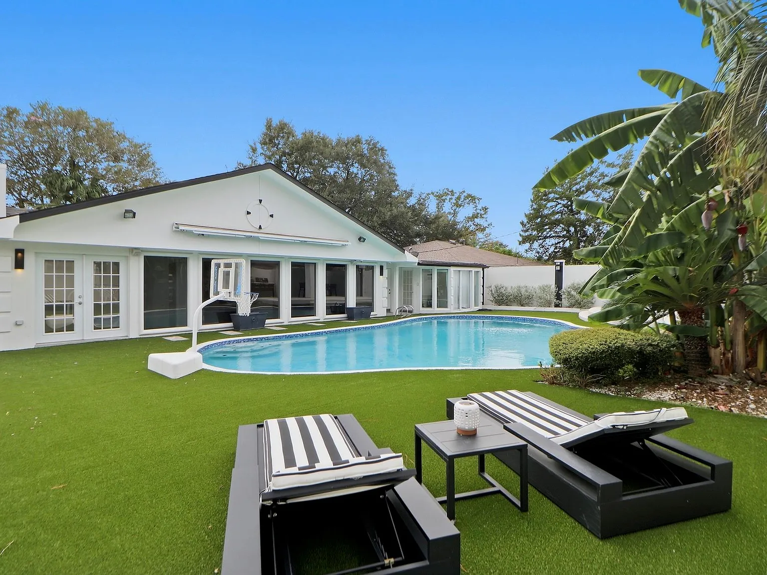 5 bed, 2.0 bath, 2723 sqft, $4,000 — Photo 1