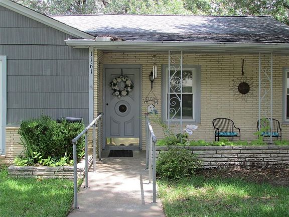 3rd image of 1161 N Neblett St