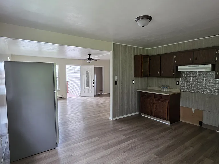 555 1/2 Canterbury Dr — Photo 8
