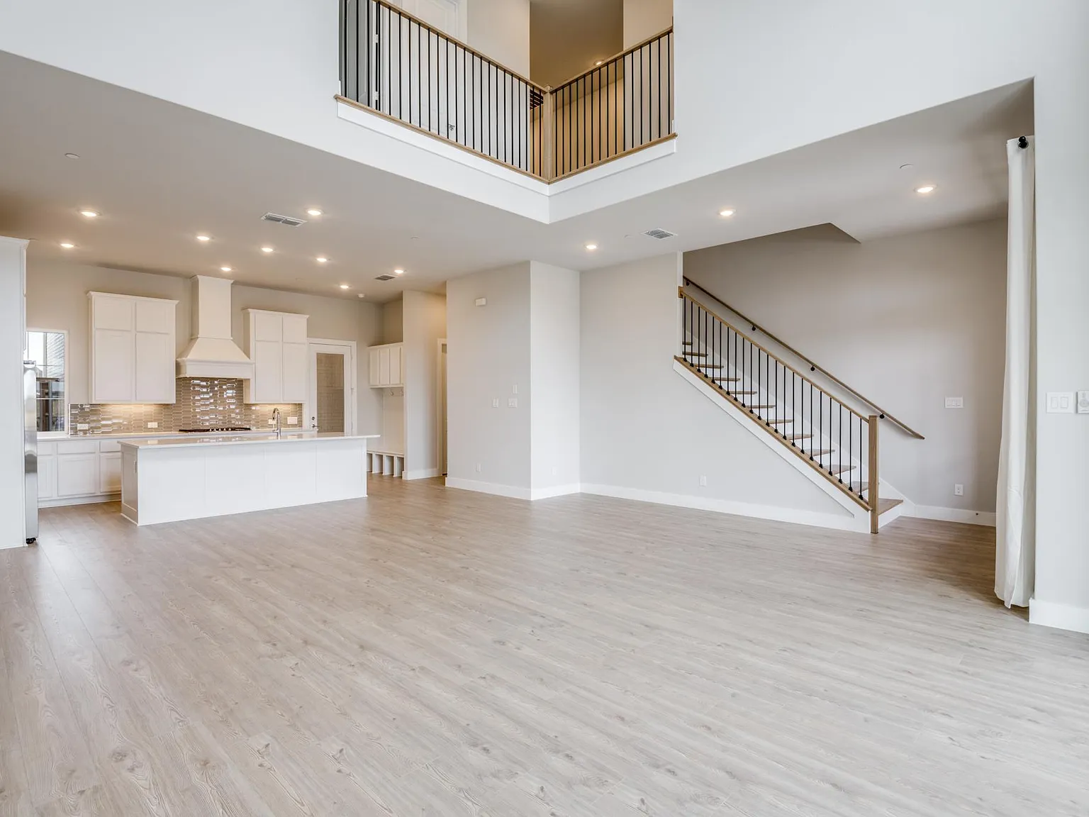 2 bed, 2.5 bath, 2274 sqft, $3,950 — Photo 3