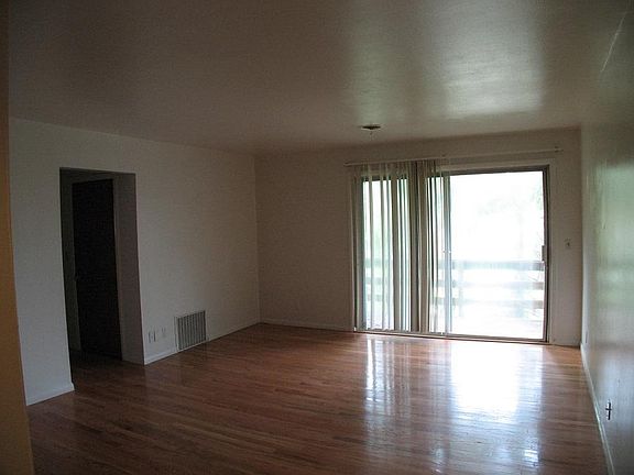 2nd image of 1116 W Moss Ave APT 5A
