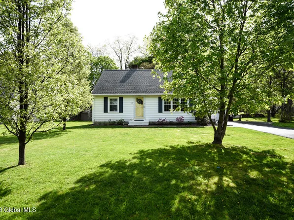 17 Wiggand Drive, Glenmont, NY 12077