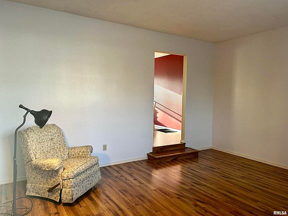 2nd image of 614 S Wedgewood Ln