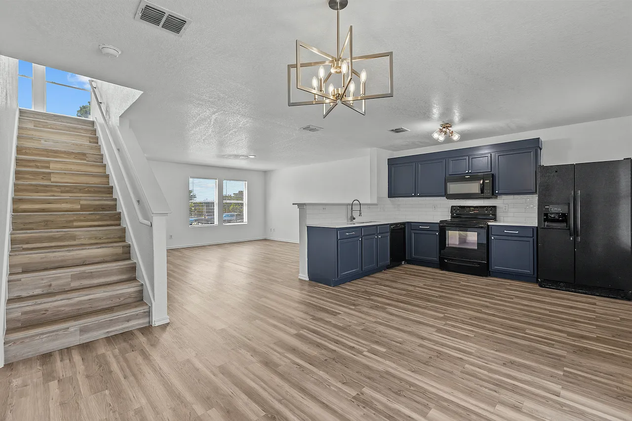 3 bed, 1928 sqft, $1,800 — Photo 2