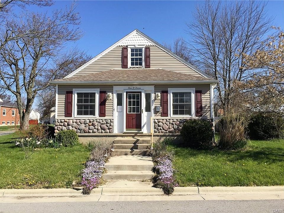 1st image of 407 W 1st St