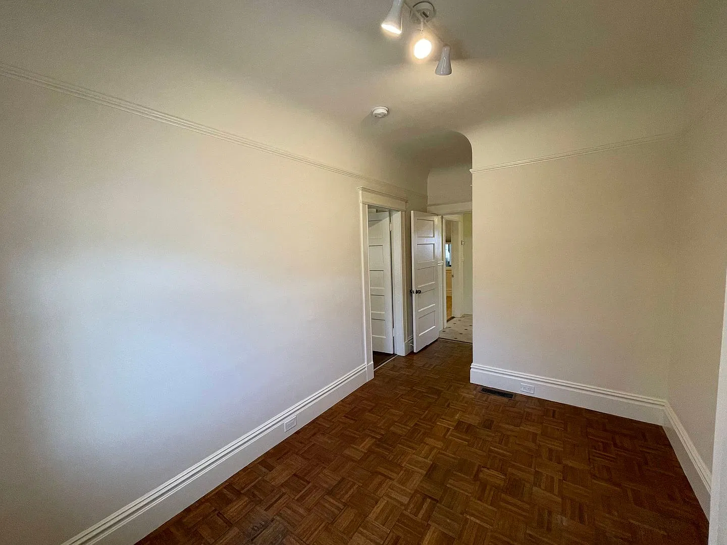 Charming 2-Bedroom Ground-Floor Duplex with Private Garage & Backyard San Francisco — Photo 2