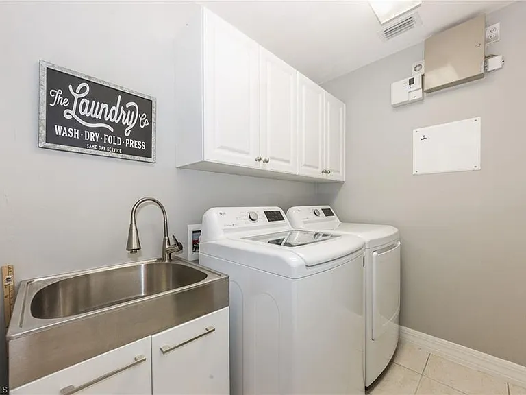 2438 Butterfly Palm Dr — Photo 13