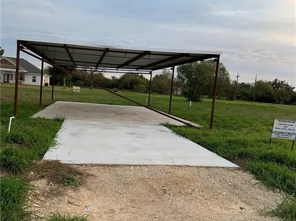 712 E Saint Marys St, Skidmore, TX 78389