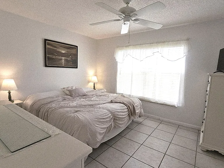 Master bedroom-king bed