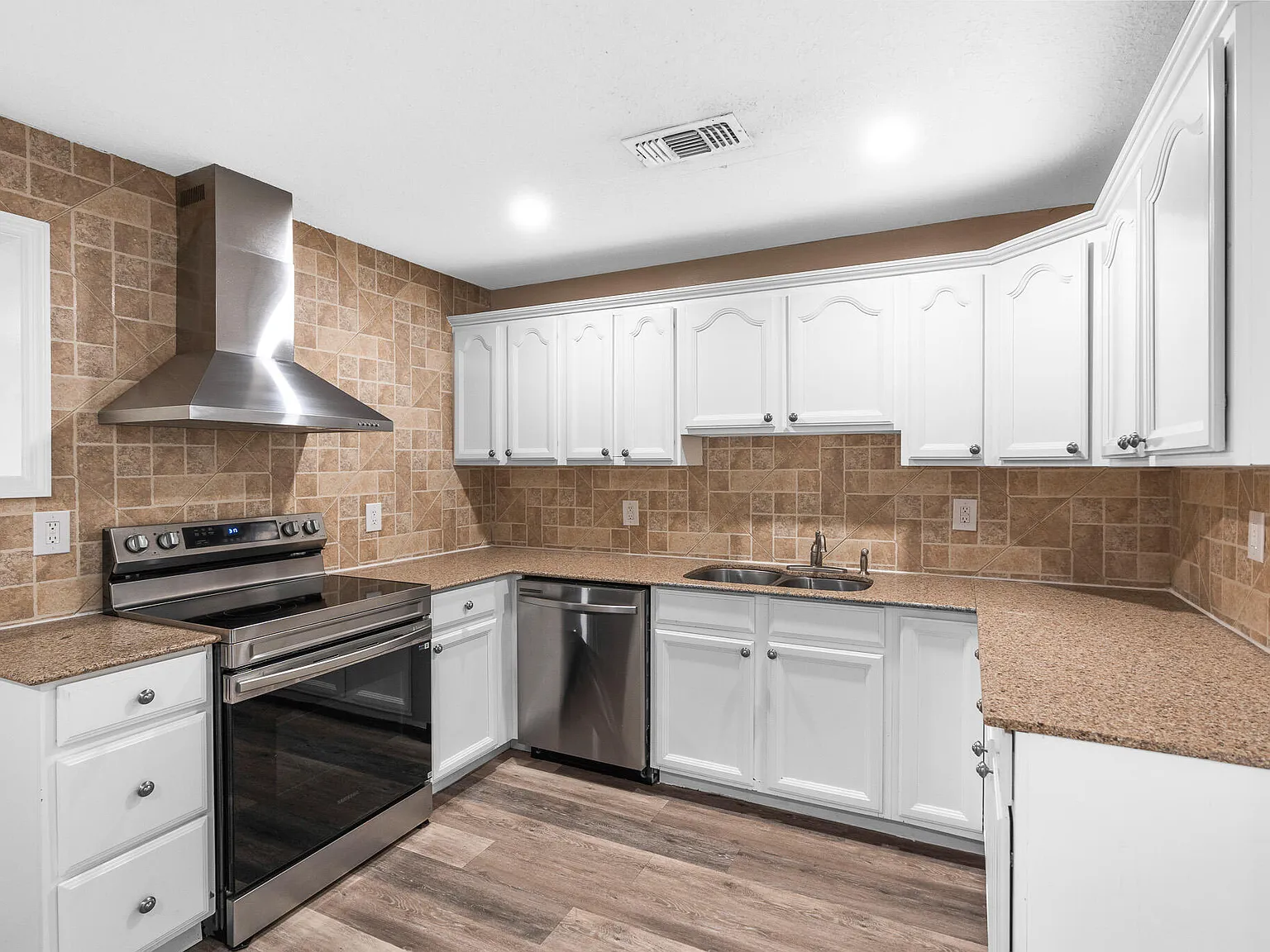 3 bed, 1966 sqft, $3,650 — Photo 3