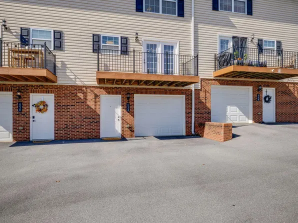 652 Grays Pointe Ct, Johnson City, TN 37615