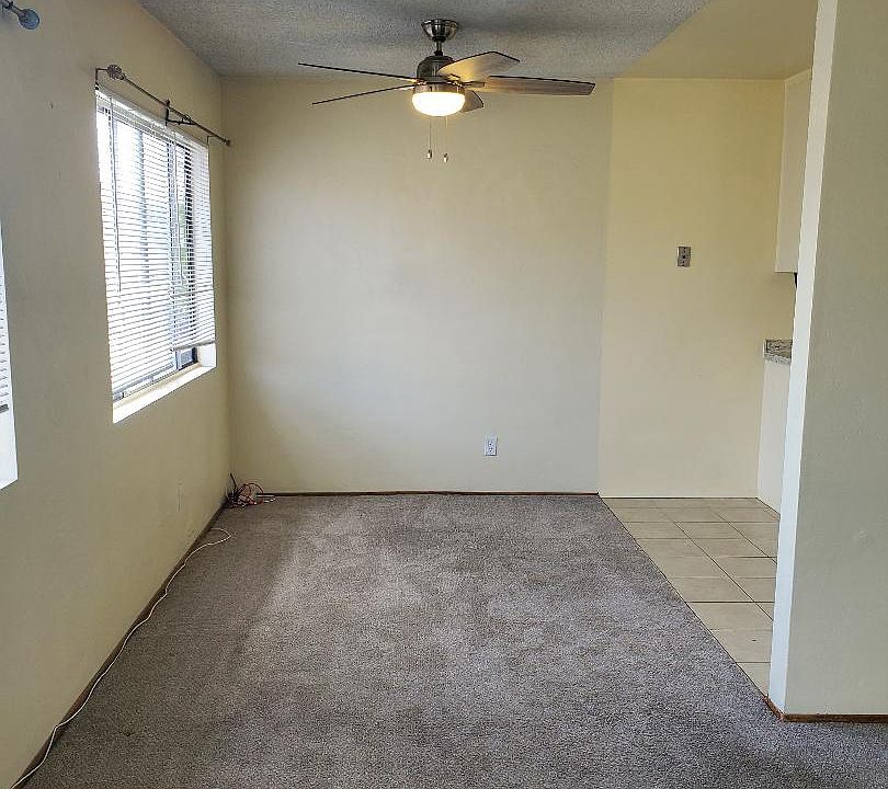 Dining room with ceiling fan