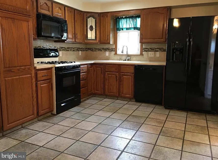 5 bed, 1700 sqft, $3,375 — Photo 4