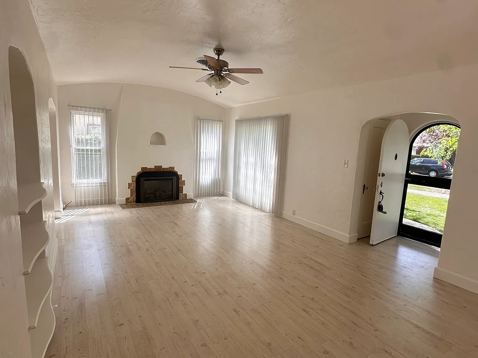 2 bed, 1091 sqft, $1,700 — Photo 2