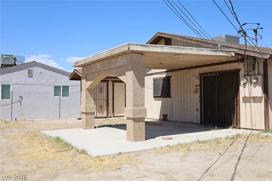 3 bed, 1.5 bath, 1972 sqft, $1,750 — Photo 1