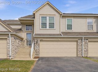 26625 Kirkway Cir, Woodhaven, MI 48183