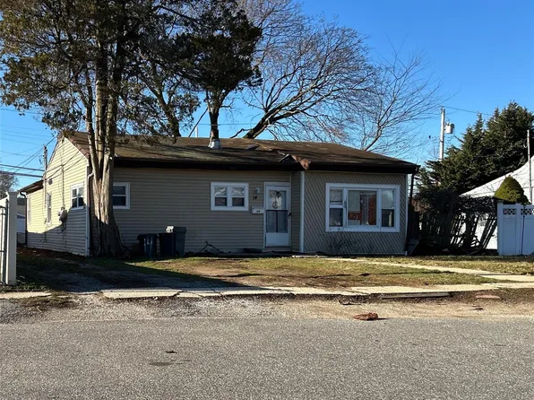 14 Chevy Chase, Amityville, NY 11701