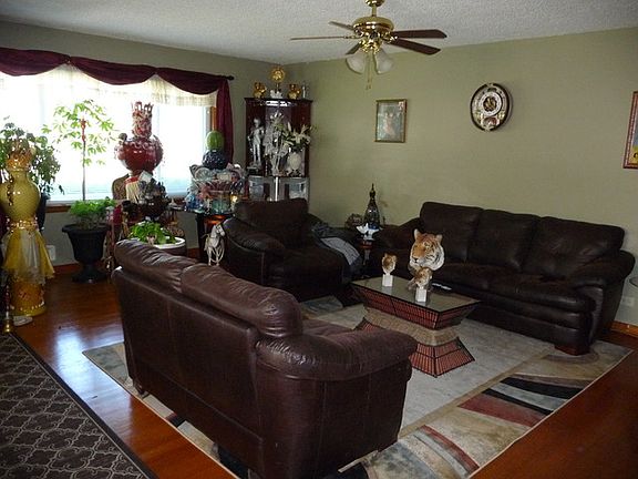 3rd image of 1335 Everett Ave