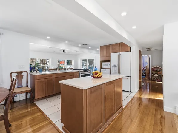 11 Hillcrest Ave, Brockton, MA 02301