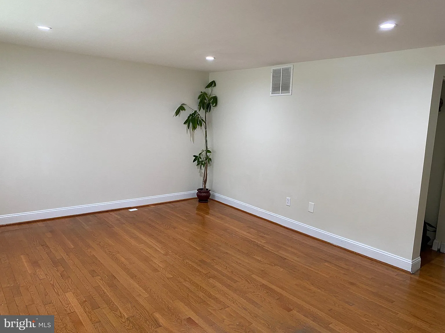 3 bed, 3.0 bath, 1460 sqft, $3,000 — Photo 3