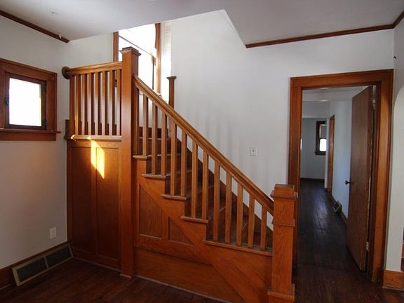 2nd image of 915 W 5th St